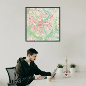 Köln-Stadtkarte als Poster im Nani Design über einem Mann mit Laptop
