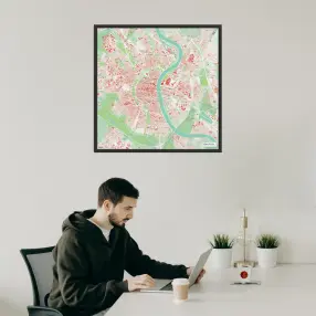 Köln-Stadtkarte als Poster im Nani Design über einem Mann mit Laptop