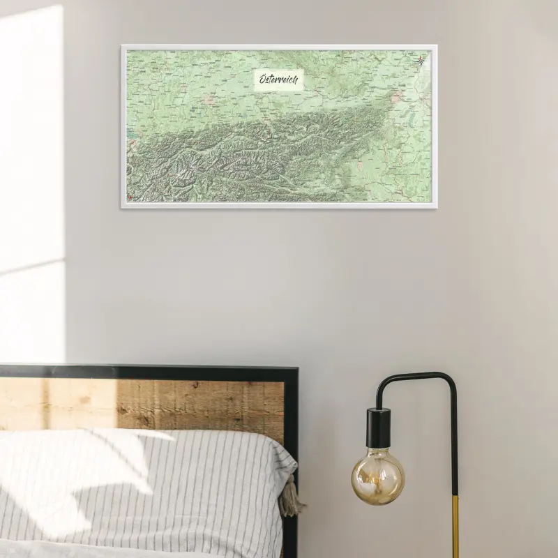 Österreich-Landkarte als Poster im Naini Design über einem Bett