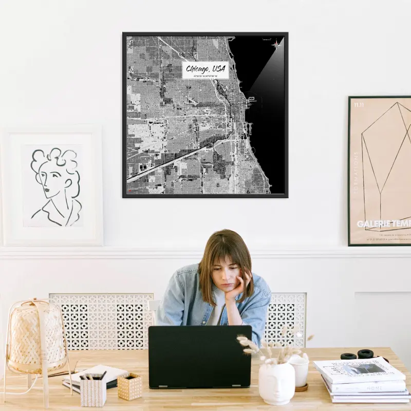 Chicago-Stadtkarte als Poster im Kaia Design in einem Büro mit Frau und Laptop