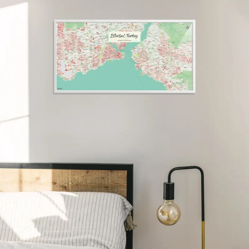 Istanbul-Stadtkarte als Poster im Nani Design in einem Schlafzimmer mit Bett