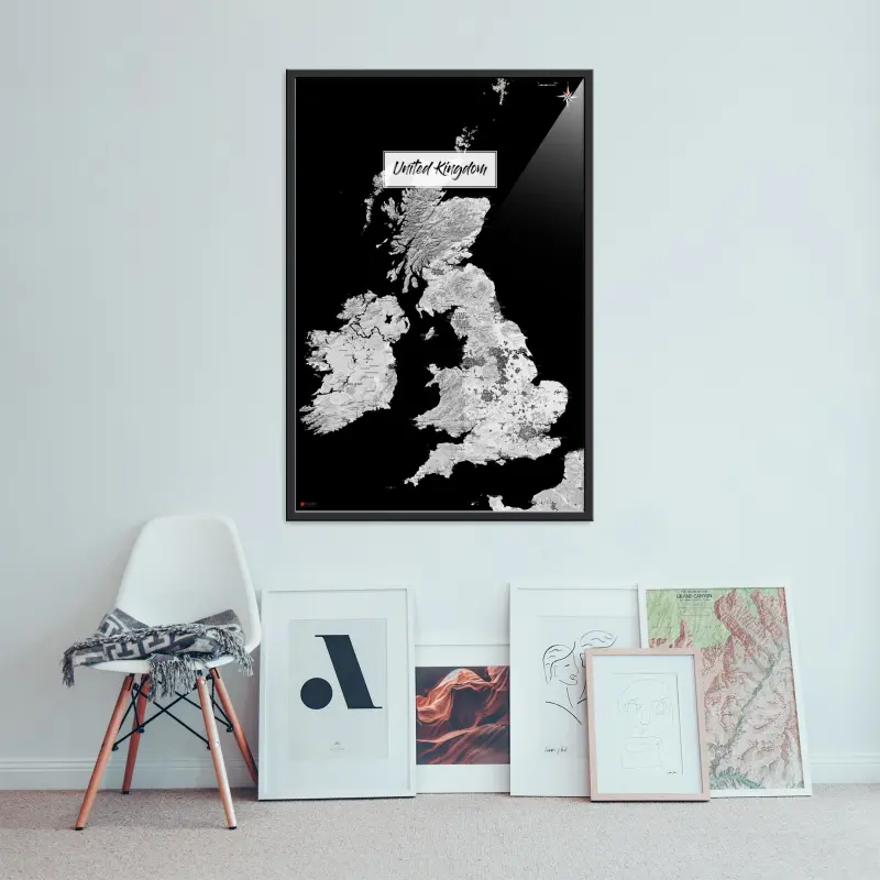Landkarte des Vereinigten Königreichs (UK) als Poster im Kaia Design an der Wand über einer Bildergalerie