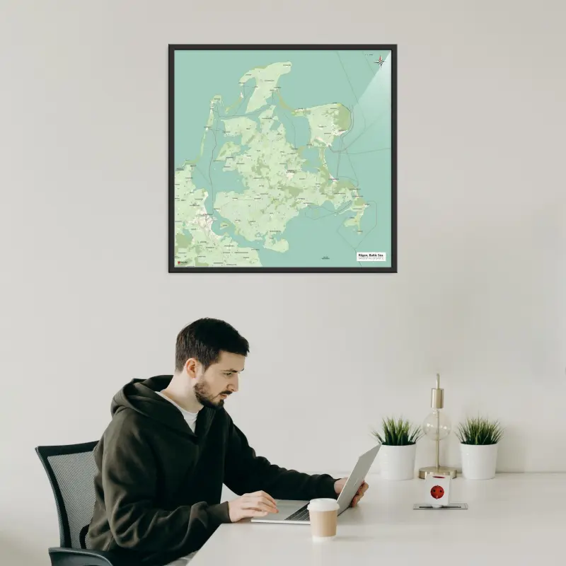 Rügen-Landkarte als Poster im Nani Design hinter einem Laptopnutzer