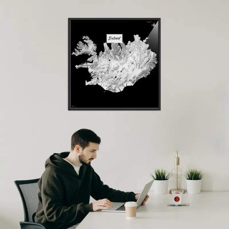 Island-Landkarte als Poster im Kaia Design in einem Büro mit Mann und Laptop