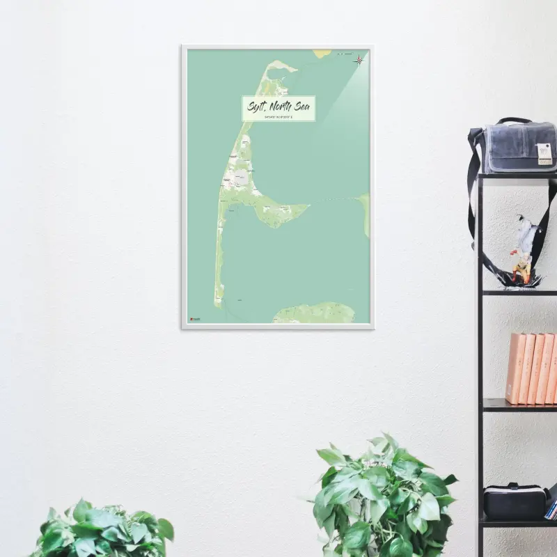 Sylt-Landkarte als Poster im Nani Design neben einem Regal