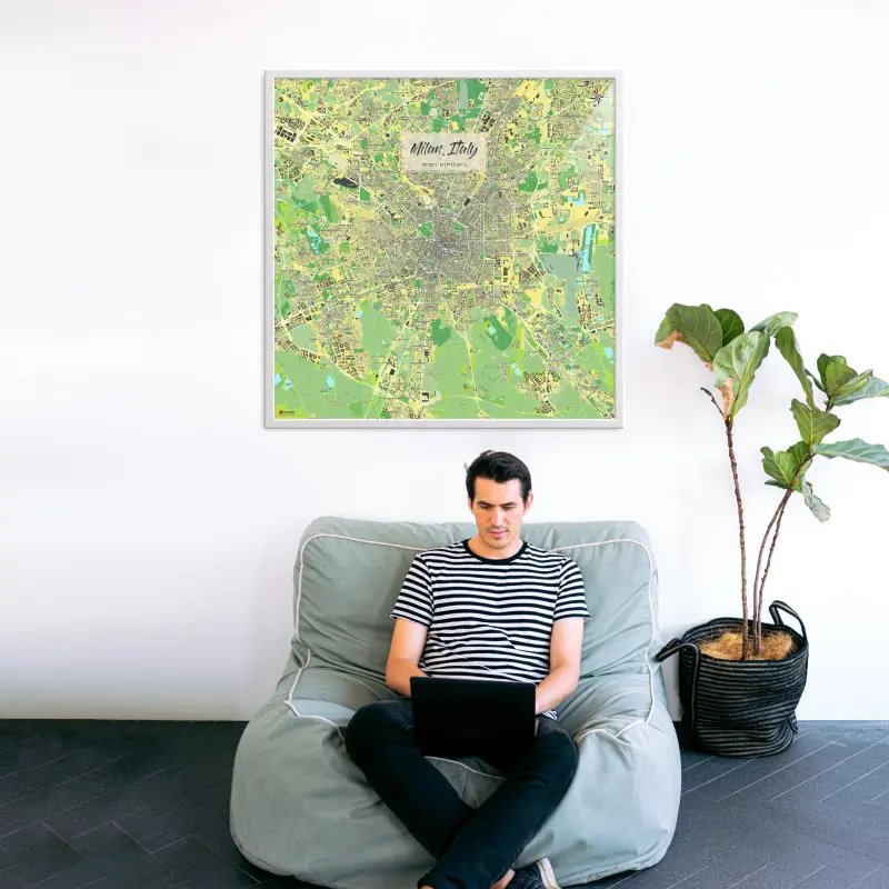 Mailand-Stadtkarte als Poster im Jalma Design hinter einem Sessel mit Mann und Laptop