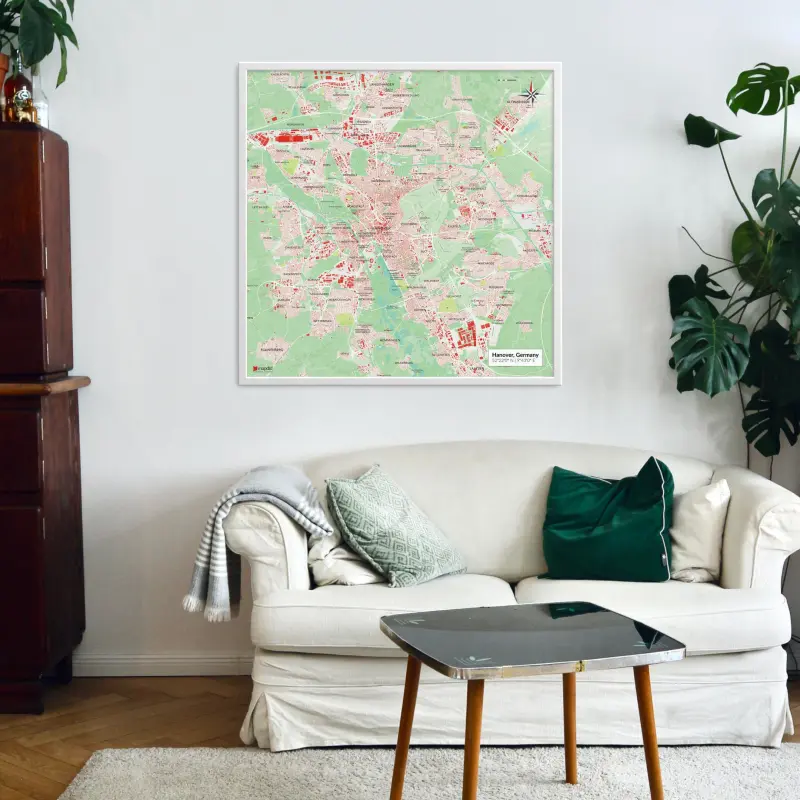 Hannover-Stadtkarte als Poster im Nani Design in einem Wohnzimmer mit einem Sofa