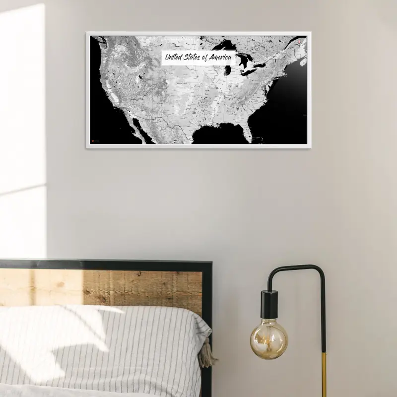 USA-Landkarte als Poster im Kaia Design in einem Schlafzimmer mit Bett