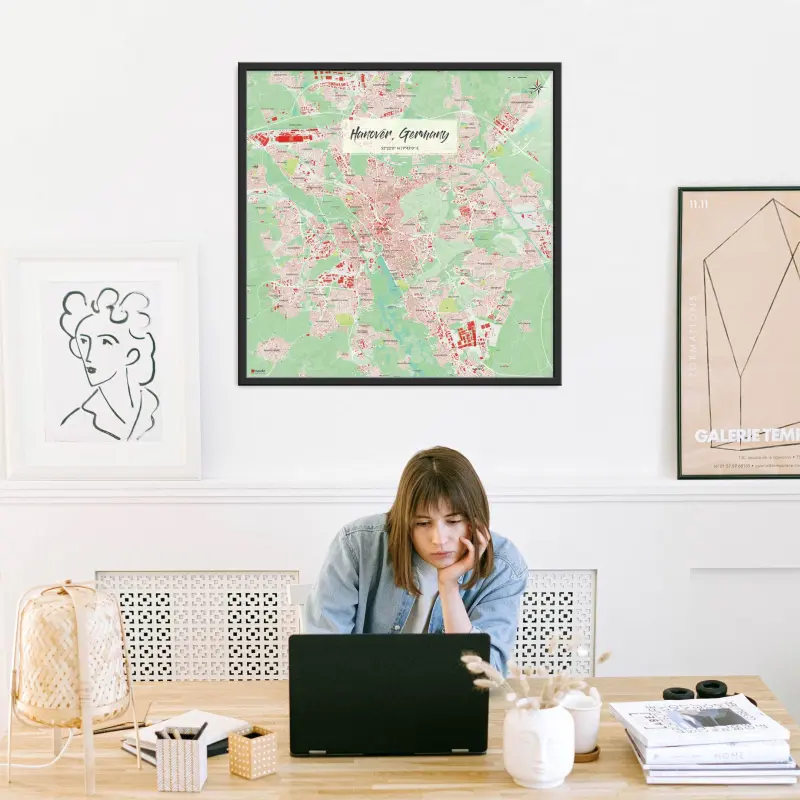 Hannover-Stadtkarte als Poster im Nani Design in einem Büro mit Frau und Laptop