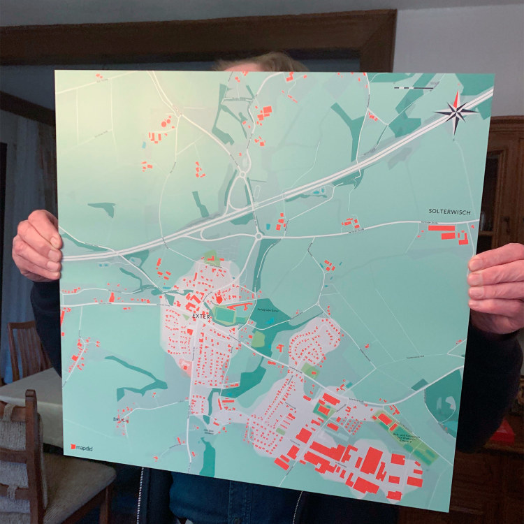 Opa zeigt voller Stolz seine persönliche Landkarte mit seinem Geburts- und Heimatort, die er von seiner Familie zum Geburtstag geschenkt bekommen hat 