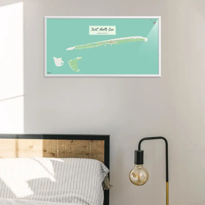 Juist-Landkarte als Poster im Nani Design in einem Schlafzimmer mit Bett