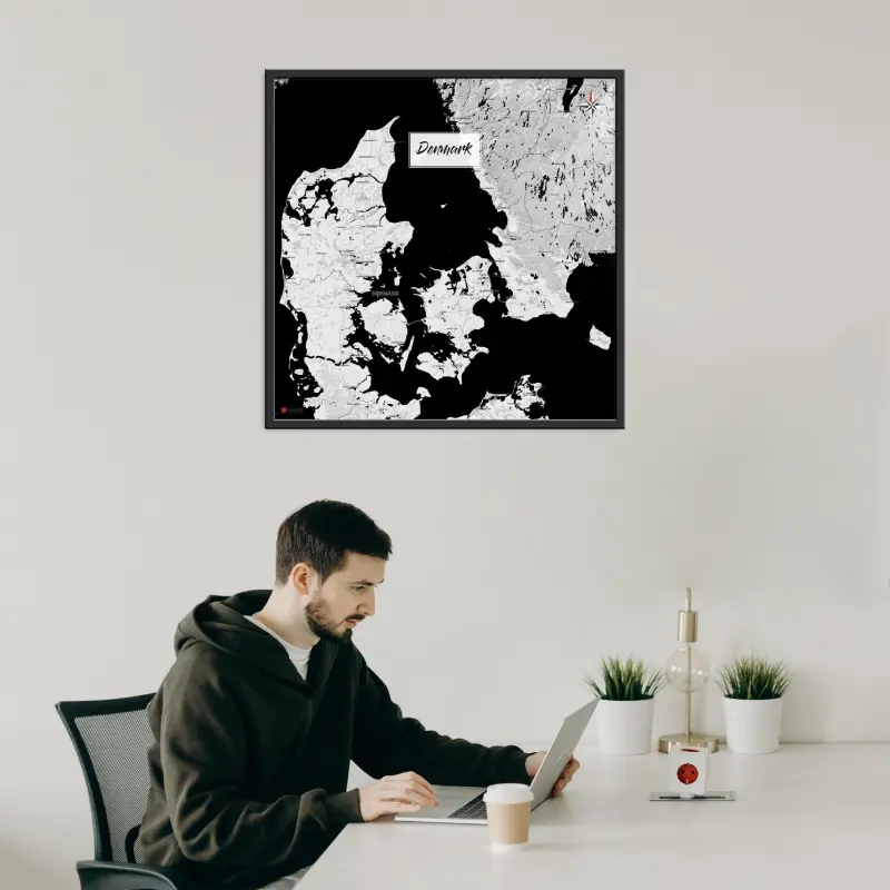 Dänemark-Landkarte als Poster im Kaia Design in einem Büro mit Mann an Laptop
