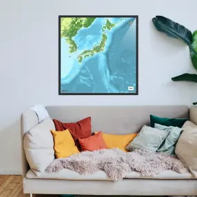 Japan-Landkarte als Poster im Jalma Design hinter einem Sofa