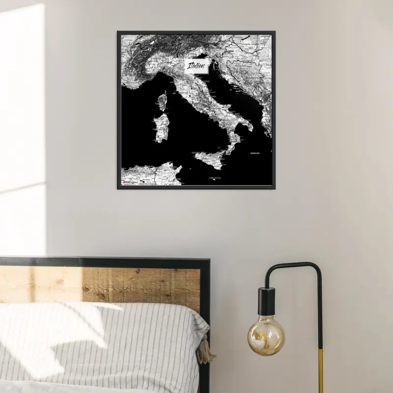 Italien-Landkarte als Poster im Kaia Design über einem Bett