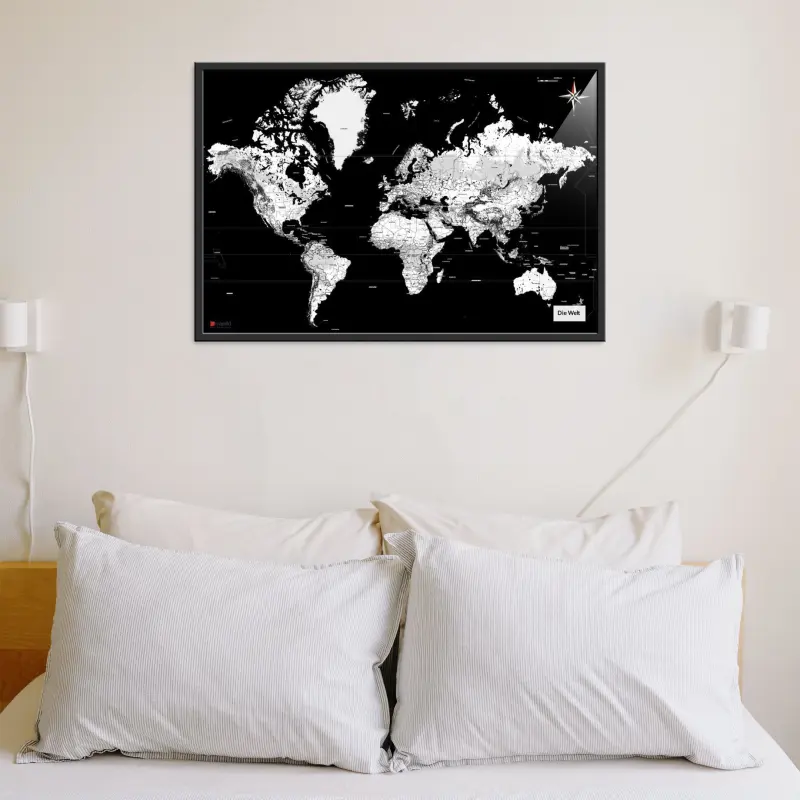 Die Weltkarte als Poster im Kaia Design über einem Haufen voller Kissen
