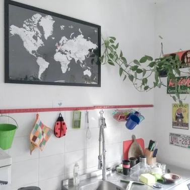 Weltkarte mit den Wohnorten der Ehefrau - Ansicht in der Küche der jungen Familie