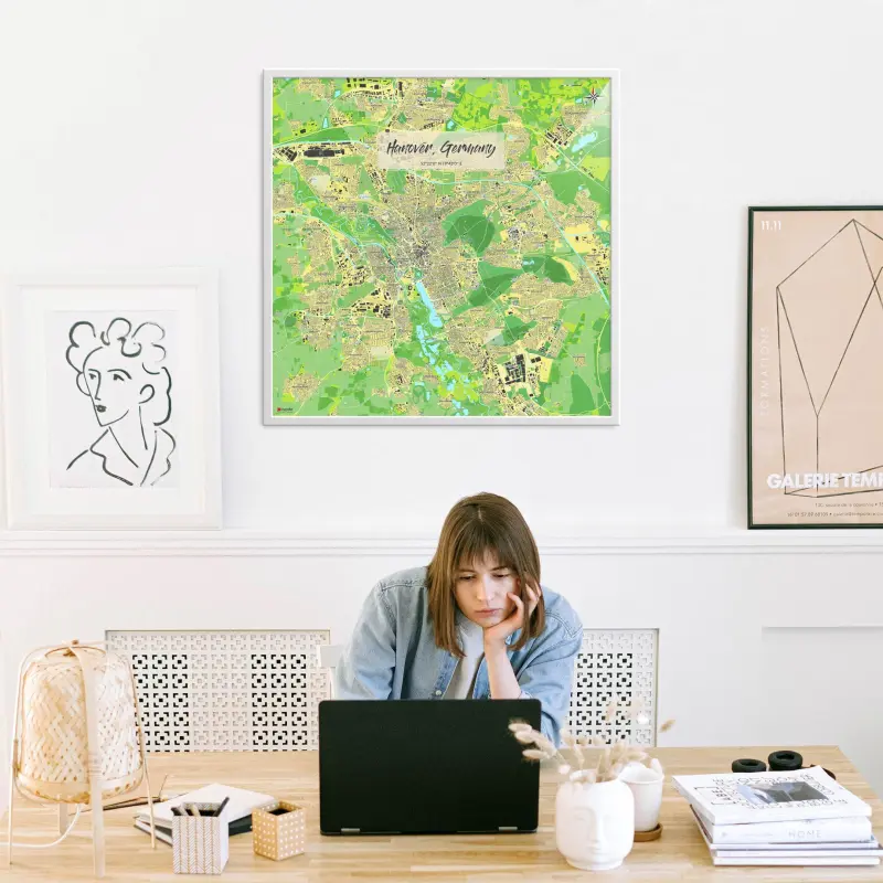Hannover-Stadtkarte als Poster im Jalma Design in einem Büro mit Frau und Laptop