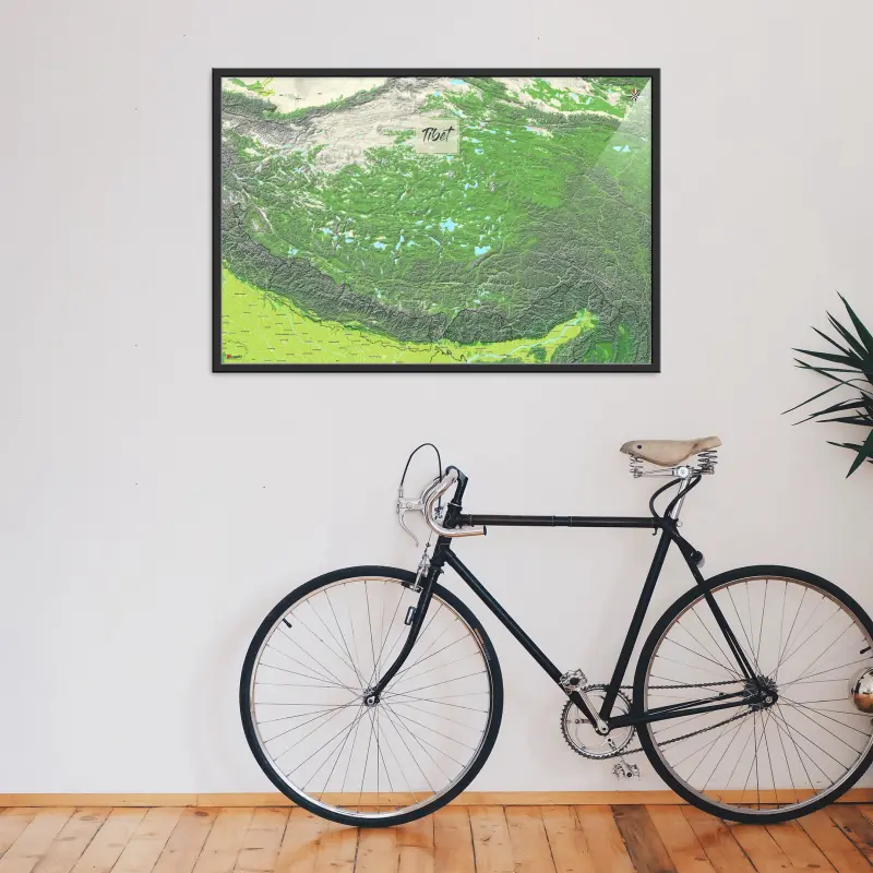Tibet-Landkarte als Poster im Jalma Design in einem Wohnzimmer mit einem Fahrrad, das an die Wand lehnt