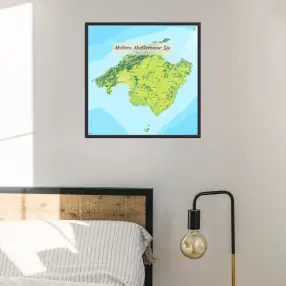 Mallorca-Landkarte als Poster im Jalma Design über einem Bett