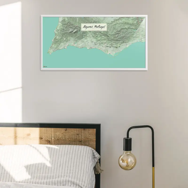 Algarve-Landkarte als Poster im Nani Design in einem Schlafzimmer mit Bett
