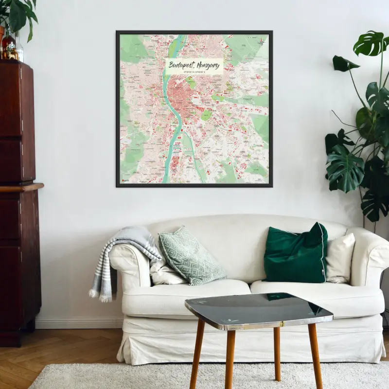 Budapest-Stadtkarte als Poster im Nani Design hinter einer Couch