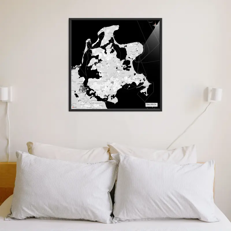 Rügen-Landkarte als Poster im Kaia Design über einem Berg voller Kissen