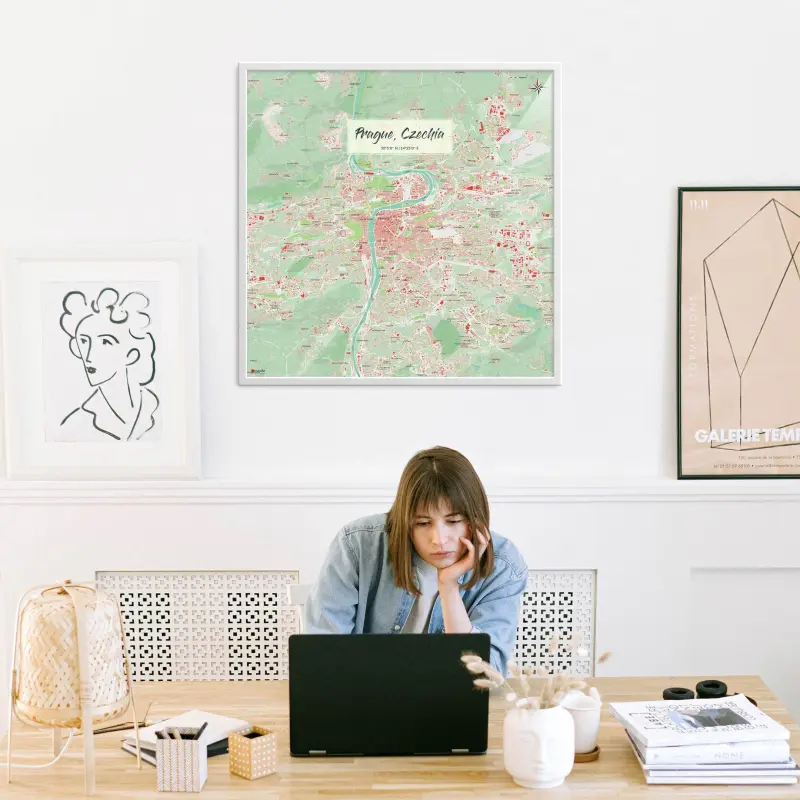 Prag-Stadtkarte als Poster im Nani Design in einem Büro mit Frau und Laptop