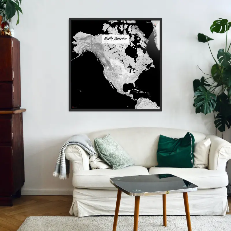 Nordamerika-Landkarte als Poster im Kaia Design in einem Wohnzimmer mit Couch
