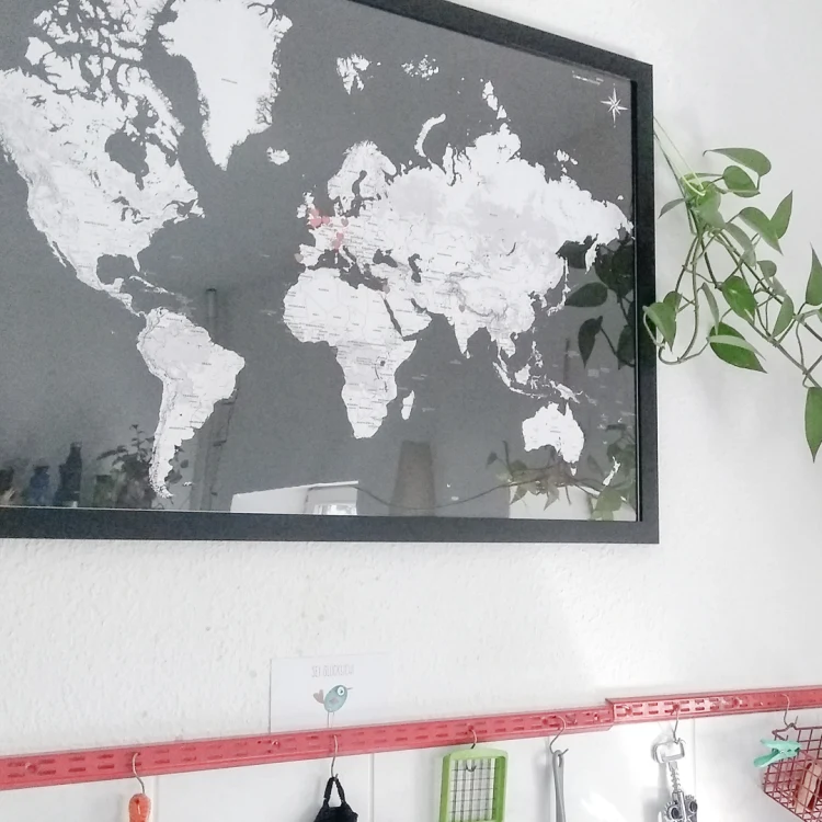Weltkarte mit den Wohnorten der Ehefrau - Nahaufnahme der Landkarte