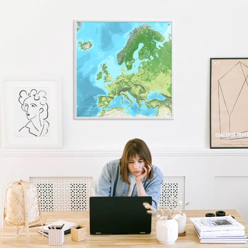 Europakarte-Landkarte als Poster im Jalma Design in einem Büro mit Frau und Laptop
