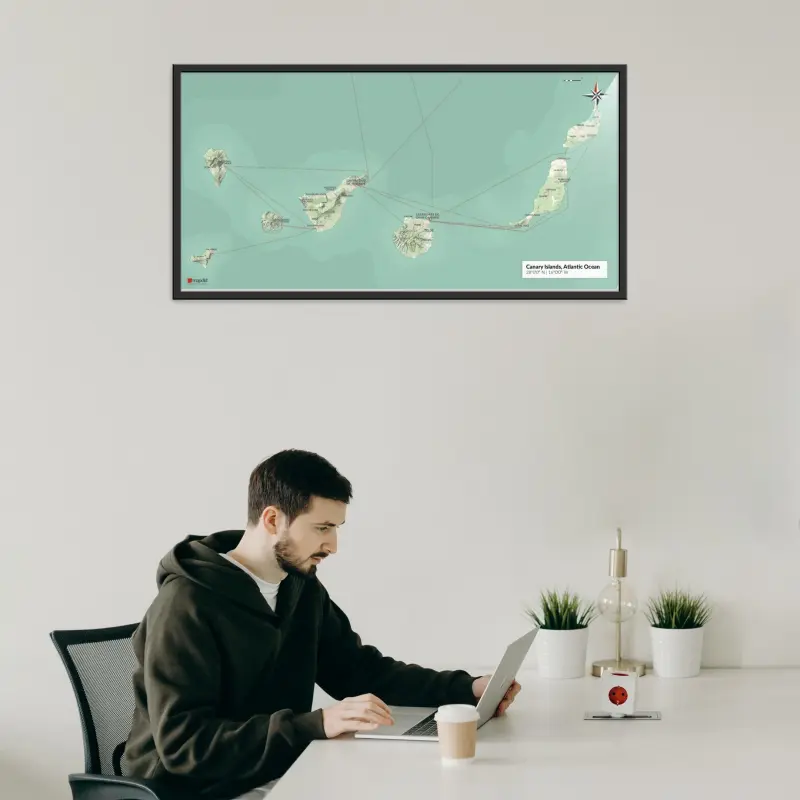 Landkarte der Kanarischen Inseln als Poster im Nani Design über Laptopnutzer