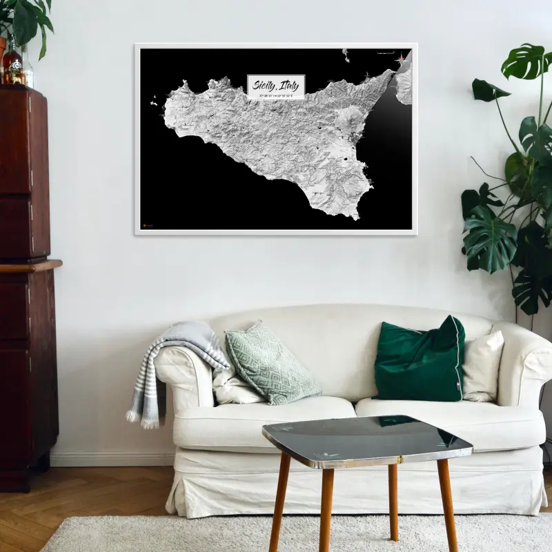 Sizilien-Stadtkarte als Poster im Kaia Design in einem Wohnzimmer mit einem Sofa