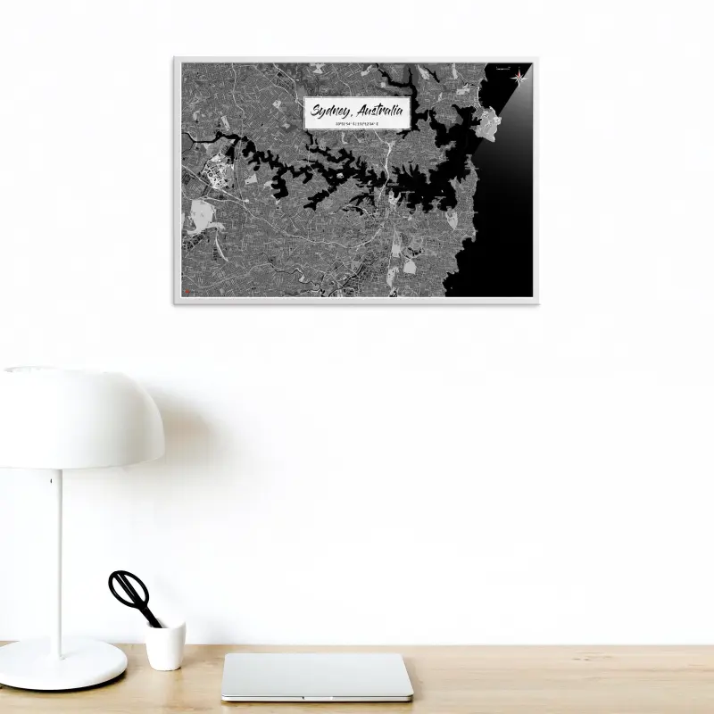 Sydney-Stadtkarte als Poster im Kaia Design in einem Büro mit Lampe