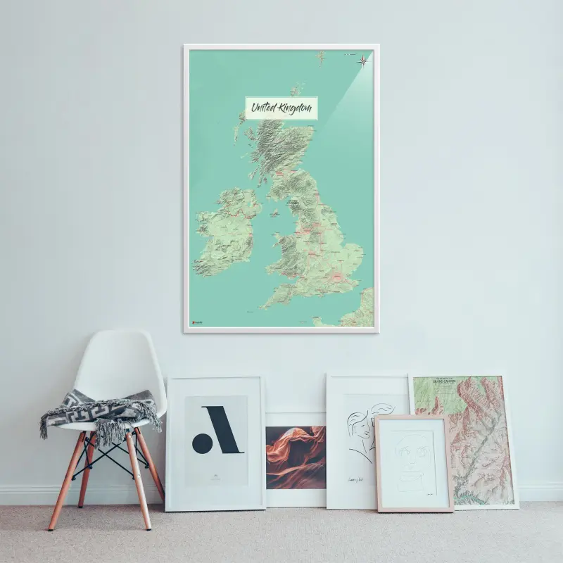 Landkarte des Vereinigten Königreichs (UK) als Poster im Nani Design an der Wand über einer Bildergalerie