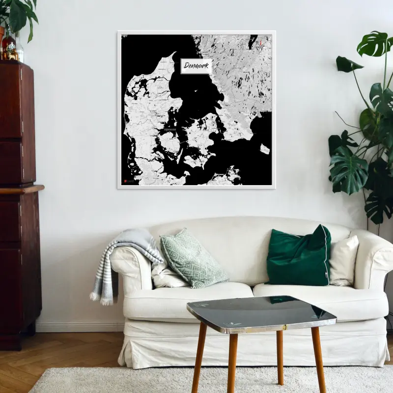 Dänemark-Landkarte als Poster im Kaia Design in einem Wohnzimmer mit Couch