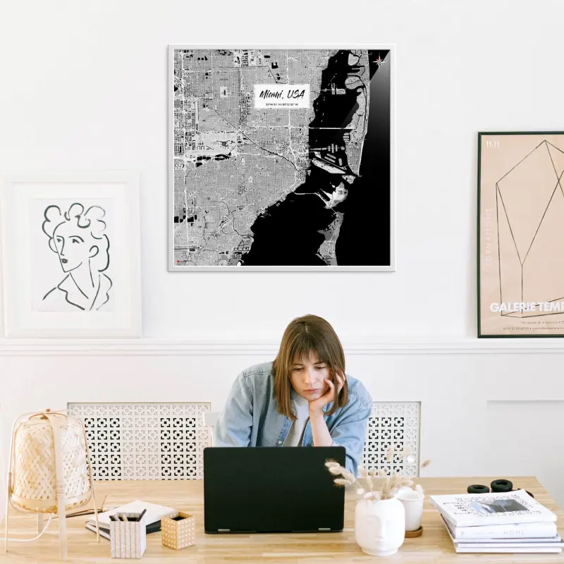 Miami-Stadtkarte als Poster im Kaia Design in einem Büro mit Frau und Laptop