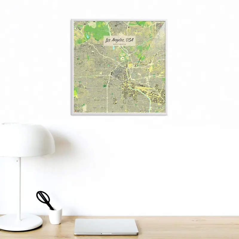 Los Angeles-Stadtkarte als Poster im Jalma Design in einem Büro mit Lampe