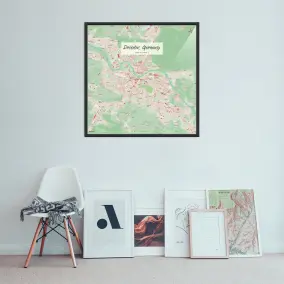 Dresden-Stadtkarte als Poster im Nani Design neben einem Regal