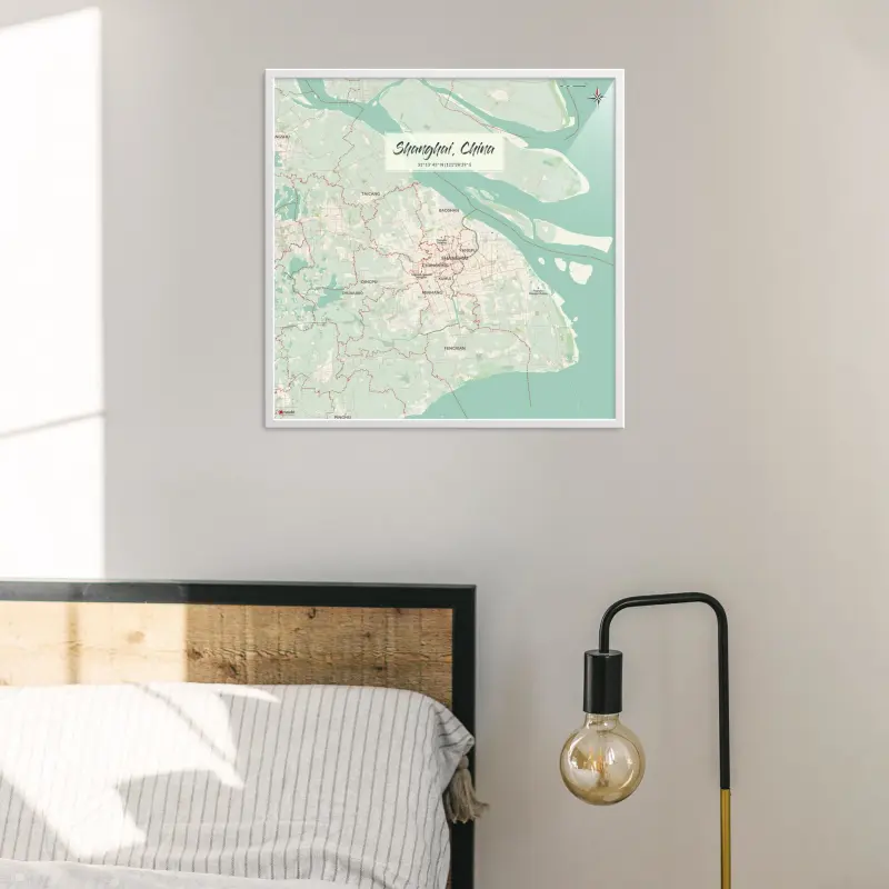 Shanghai-Stadtkarte als Poster im Nani Design in einem Schlafzimmer mit einem Bett