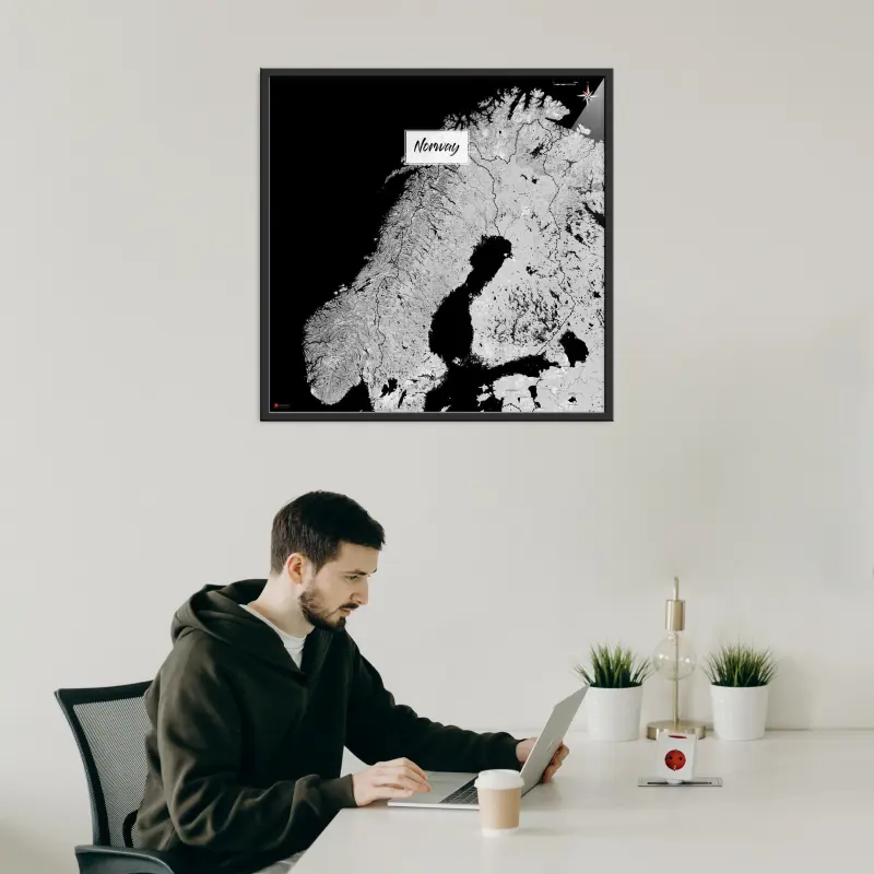 Norwegen-Landkarte als Poster im Kaia Design in einem Büro mit Mann und Laptop