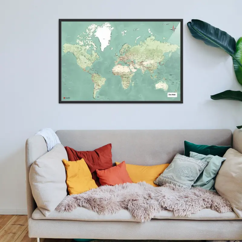 Die Weltkarte als Poster im Nani Design hinter einem Sofa