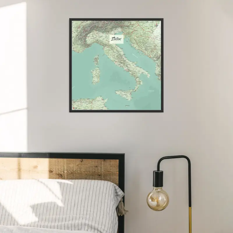 Italien-Landkarte als Poster im Nani Design über einem Bett