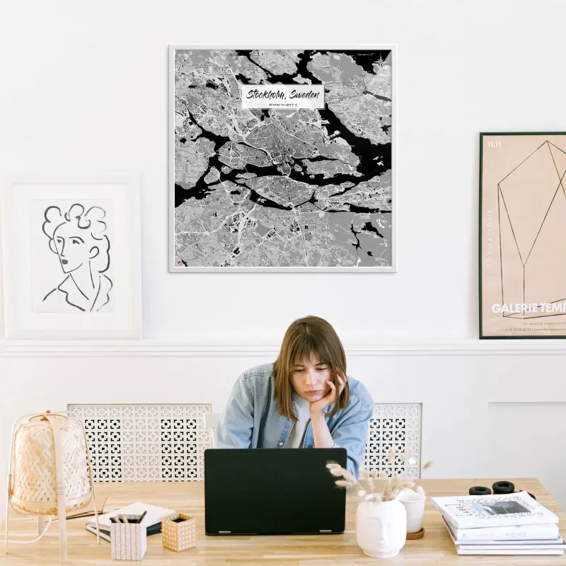 Stockholm-Stadtkarte als Poster im Kaia Design in einem Büro mit Frau und Laptop