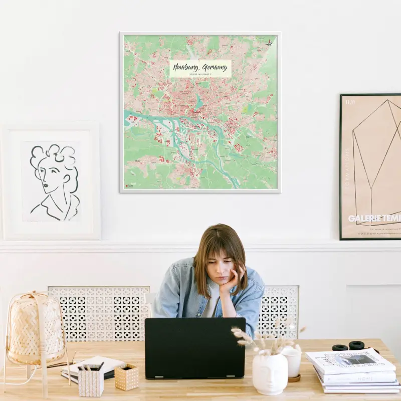 Hamburg-Stadtkarte als Poster im Nani Design in einem Büro mit Frau und Laptop