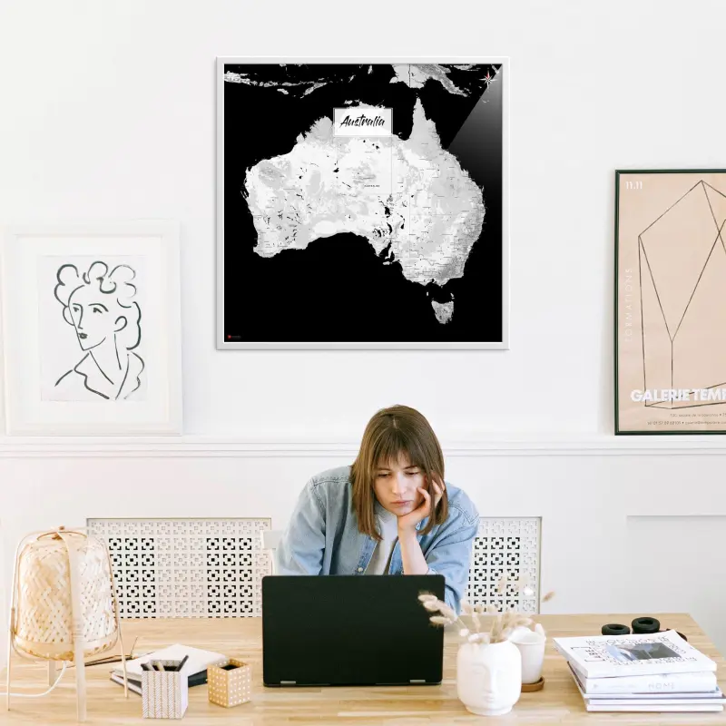 Australien-Landkarte als Poster im Kaia Design in einem Büro mit Frau und Laptop