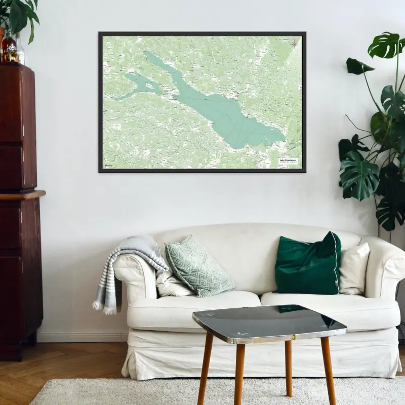 Bodensee-Landkarte als Poster im Nani Design hinter einem Sofa