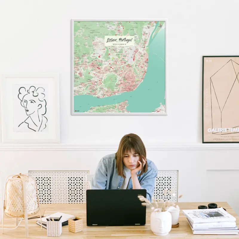 Lissabon-Stadtkarte als Poster im Nani Design in einem Büro mit Frau und Laptop