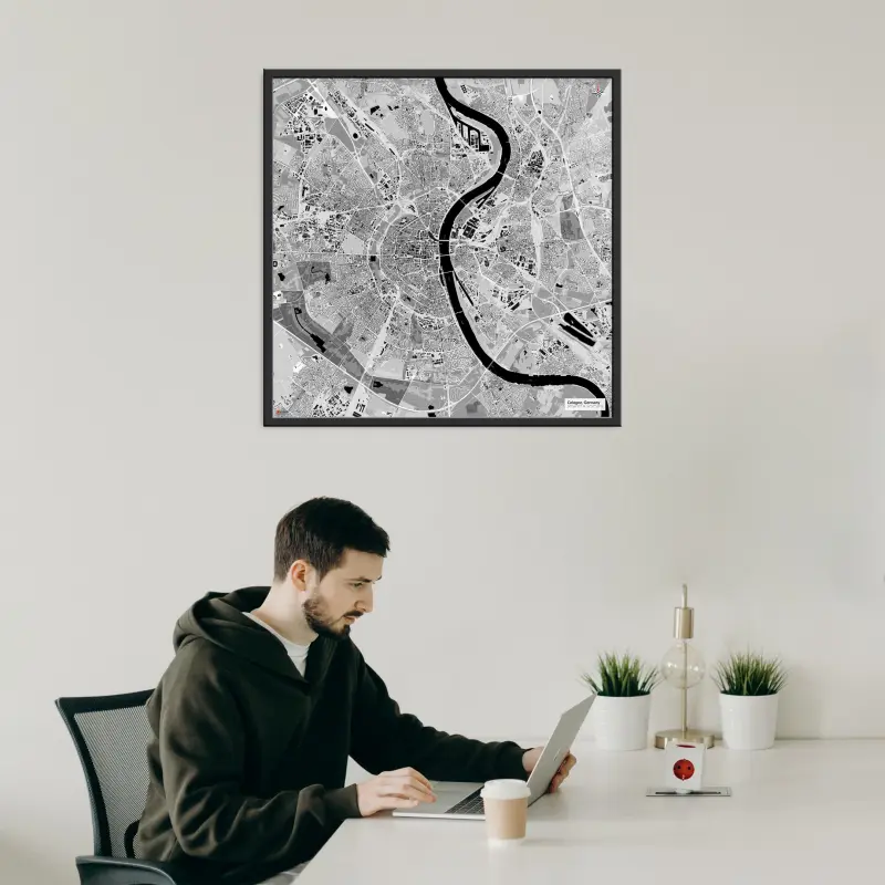 Köln-Stadtkarte als Poster im Kaia Design über einem Mann mit Laptop