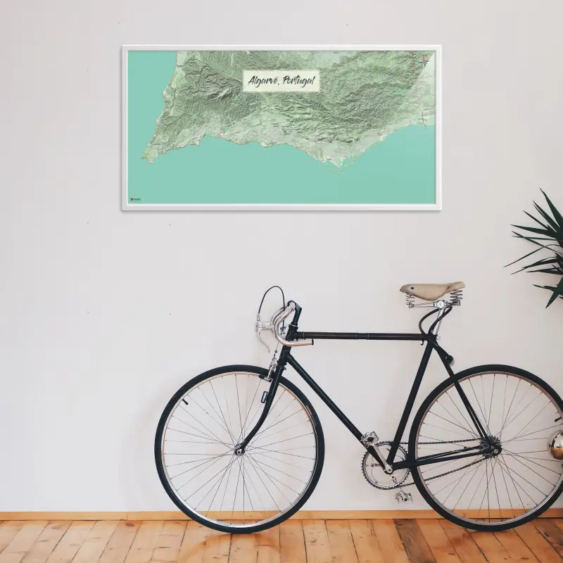 Algarve-Landkarte als Poster im Nani Design in einem Wohnzimmer mit einem Fahrrad, das an die Wand lehnt