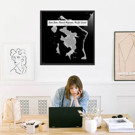 Bora Bora-Landkarte als Poster im Kaia Design in einem Büro mit Frau und Laptop